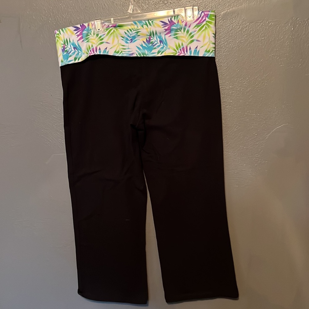 Pink. Yoga capris size med  foral band - Picture 3 of 3